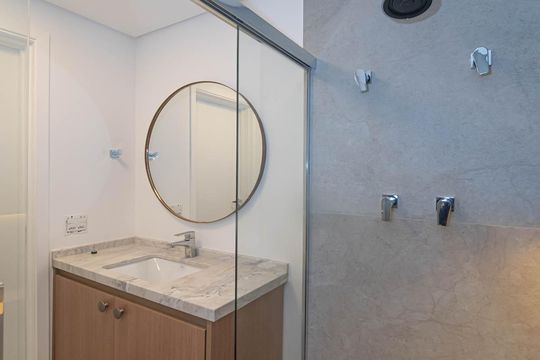 Compra apartamento no Parque Colonial com 3 quartos, churrasqueira, varanda e quintal. — Banheiro da Suíte 1
