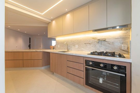 Compra apartamento no Parque Colonial com 3 quartos, churrasqueira, varanda e quintal. — Cozinha