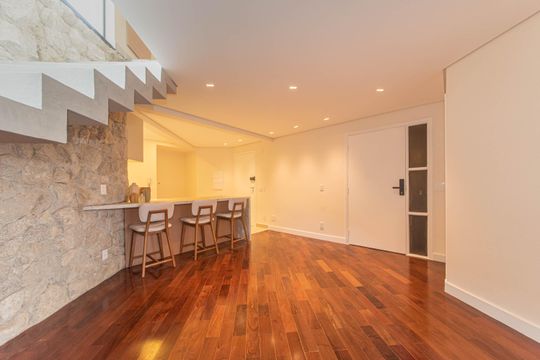 Compra apartamento no Parque Colonial com 3 quartos, churrasqueira, varanda e quintal. — Sala