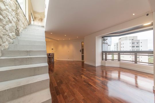 Compra apartamento no Parque Colonial com 3 quartos, churrasqueira, varanda e quintal. — Sala