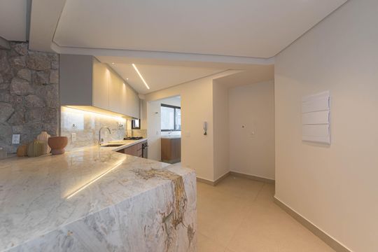 Compra apartamento no Parque Colonial com 3 quartos, churrasqueira, varanda e quintal. — Cozinha