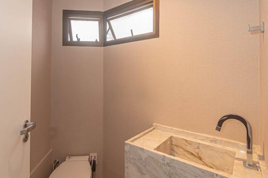 Compra apartamento no Parque Colonial com 3 quartos, churrasqueira, varanda e quintal. — Lavabo