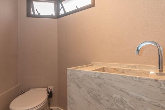 Compra apartamento no Parque Colonial com 3 quartos, churrasqueira, varanda e quintal. — Lavabo