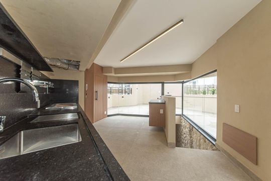 Compra apartamento no Parque Colonial com 3 quartos, churrasqueira, varanda e quintal. — Area Gourmet