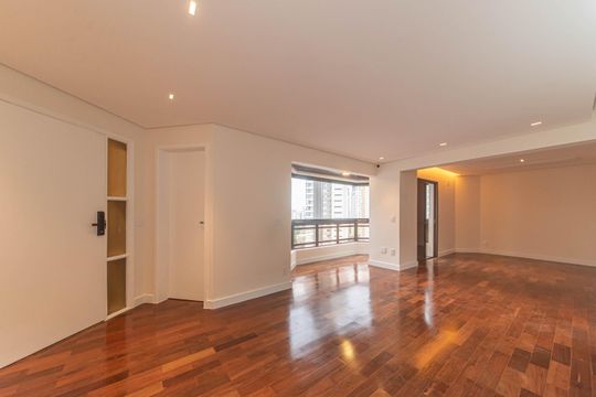 Compra apartamento no Parque Colonial com 3 quartos, churrasqueira, varanda e quintal. — foto 1