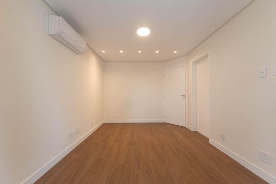 Compra apartamento no Parque Colonial com 3 quartos, churrasqueira, varanda e quintal. — Suite 3
