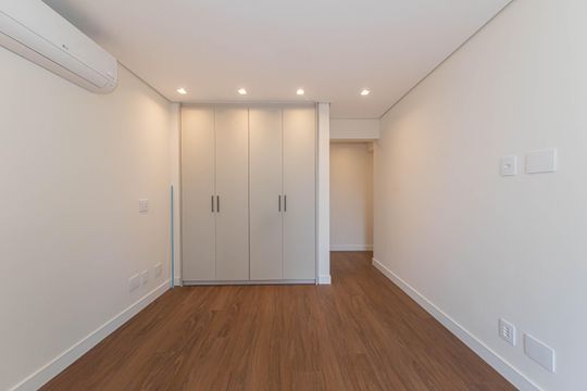 Compra apartamento no Parque Colonial com 3 quartos, churrasqueira, varanda e quintal. — Suite 2