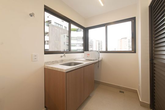 Compra apartamento no Parque Colonial com 3 quartos, churrasqueira, varanda e quintal. — Lavanderia