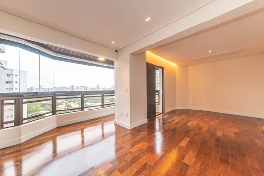 Compra apartamento no Parque Colonial com 3 quartos, churrasqueira, varanda e quintal. — Sala