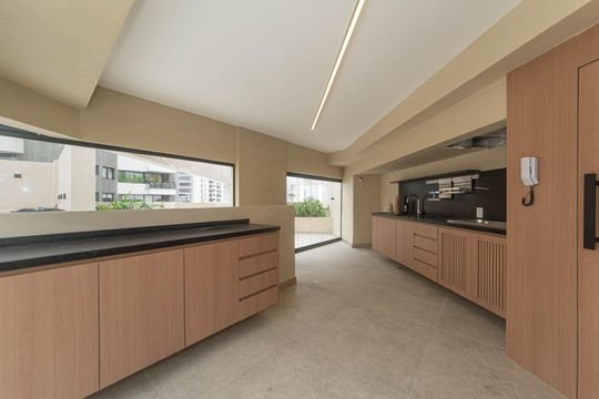 Compra apartamento no Parque Colonial com 3 quartos, churrasqueira, varanda e quintal. — Area Gourmet
