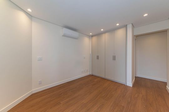 Compra apartamento no Parque Colonial com 3 quartos, churrasqueira, varanda e quintal. — Suite 2