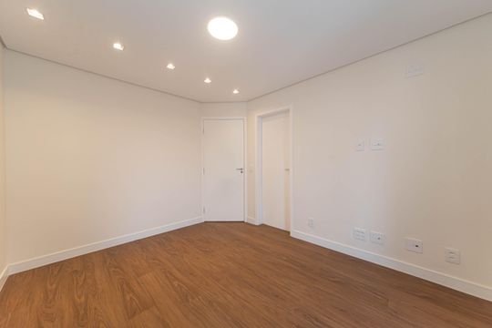 Compra apartamento no Parque Colonial com 3 quartos, churrasqueira, varanda e quintal. — Suite 3