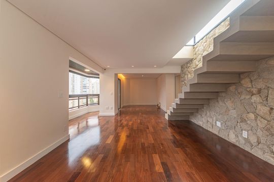 Compra apartamento no Parque Colonial com 3 quartos, churrasqueira, varanda e quintal. — Sala