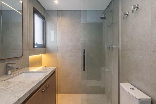 Compra apartamento no Parque Colonial com 3 quartos, churrasqueira, varanda e quintal. — Banheiro da Suíte 2