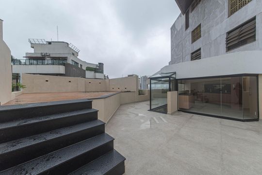 Compra apartamento no Parque Colonial com 3 quartos, churrasqueira, varanda e quintal. — Cobertura - Piscina