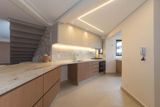 Compra apartamento no Parque Colonial com 3 quartos, churrasqueira, varanda e quintal. — Cozinha