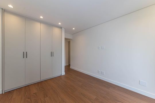 Compra apartamento no Parque Colonial com 3 quartos, churrasqueira, varanda e quintal. — Suite 2