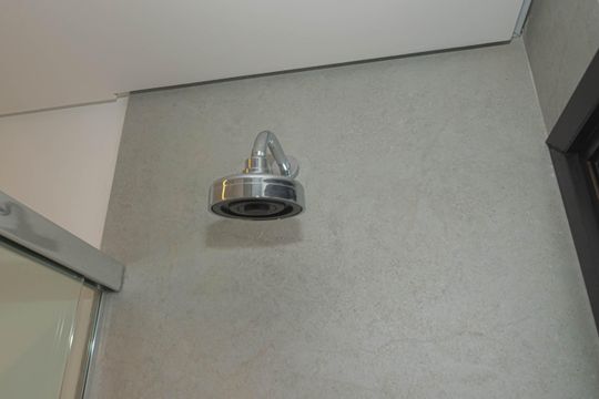 Compra apartamento no Parque Colonial com 3 quartos, churrasqueira, varanda e quintal. — Banheiro da Suíte 3