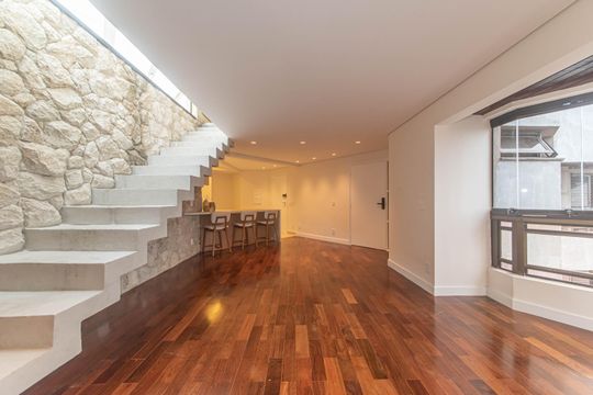 Compra apartamento no Parque Colonial com 3 quartos, churrasqueira, varanda e quintal. — Sala