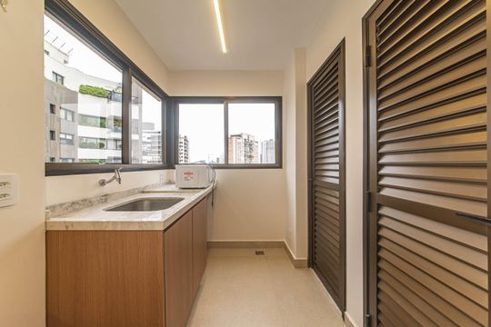 Compra apartamento no Parque Colonial com 3 quartos, churrasqueira, varanda e quintal. — Lavanderia