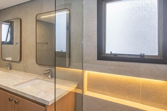 Compra apartamento no Parque Colonial com 3 quartos, churrasqueira, varanda e quintal. — Banheiro da Suíte 2
