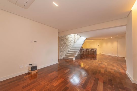 Compra apartamento no Parque Colonial com 3 quartos, churrasqueira, varanda e quintal. — Sala