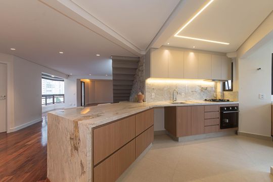 Compra apartamento no Parque Colonial com 3 quartos, churrasqueira, varanda e quintal. — Cozinha