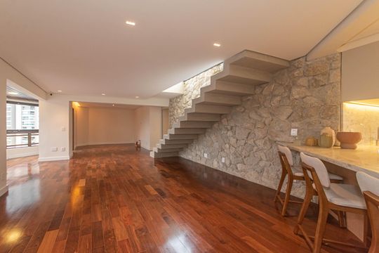 Compra apartamento no Parque Colonial com 3 quartos, churrasqueira, varanda e quintal. — Sala