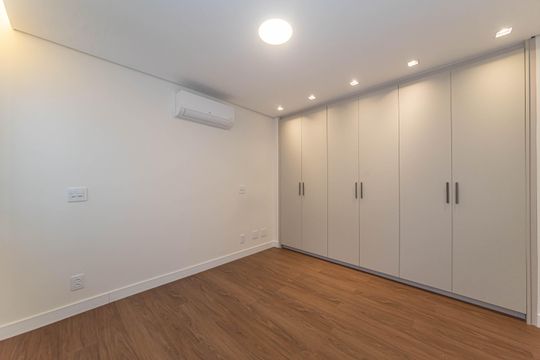 Compra apartamento no Parque Colonial com 3 quartos, churrasqueira, varanda e quintal. — Suite 1