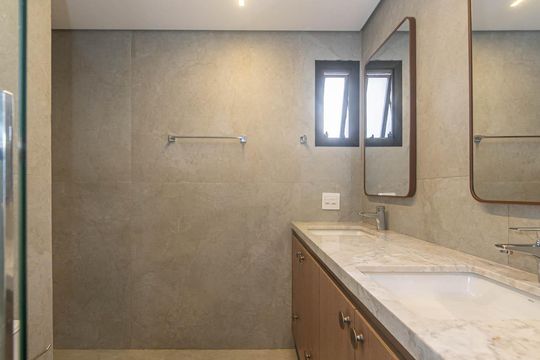 Compra apartamento no Parque Colonial com 3 quartos, churrasqueira, varanda e quintal. — Banheiro da Suíte 2