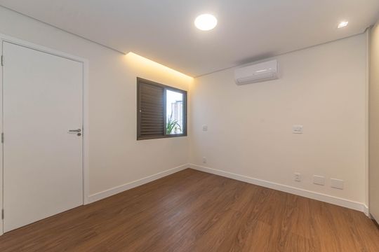 Compra apartamento no Parque Colonial com 3 quartos, churrasqueira, varanda e quintal. — Suite 1