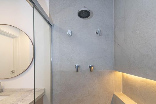 Compra apartamento no Parque Colonial com 3 quartos, churrasqueira, varanda e quintal. — Banheiro da Suíte 1