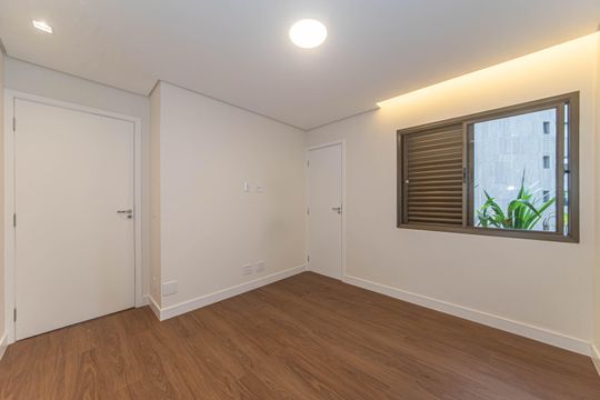 Compra apartamento no Parque Colonial com 3 quartos, churrasqueira, varanda e quintal. — Suite 1