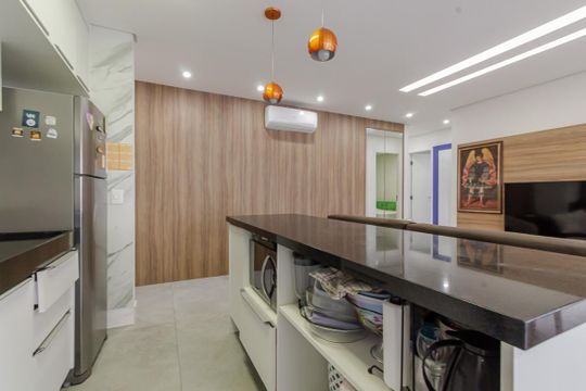 Compra apartamento mobiliado na Vila Olímpia, 2 quartos, academia no condomínio. — Cozinha