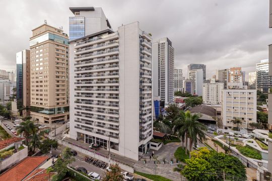 Compra apartamento mobiliado na Vila Olímpia, 2 quartos, academia no condomínio. — Varanda
