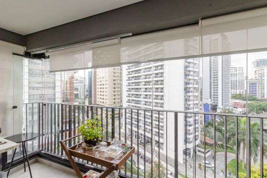 Compra apartamento mobiliado na Vila Olímpia, 2 quartos, academia no condomínio. — Varanda
