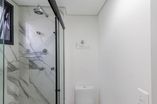 Compra apartamento mobiliado na Vila Olímpia, 2 quartos, academia no condomínio. — Banheiro