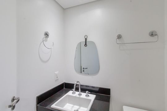 Compra apartamento mobiliado na Vila Olímpia, 2 quartos, academia no condomínio. — Banheiro da Suíte