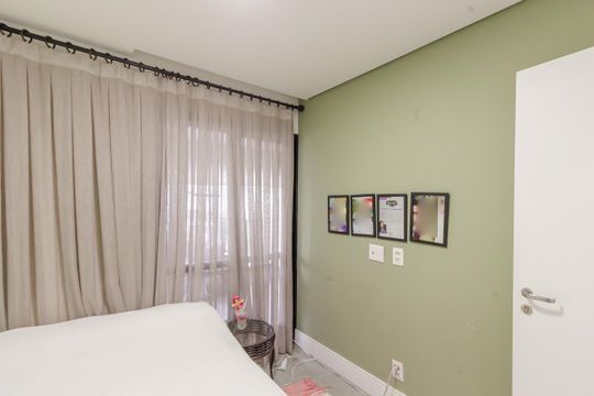 Compra apartamento mobiliado na Vila Olímpia, 2 quartos, academia no condomínio. — Quarto 1