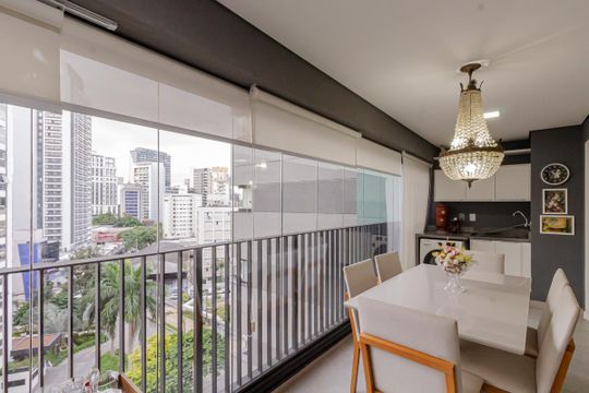 Compra apartamento mobiliado na Vila Olímpia, 2 quartos, academia no condomínio. — Varanda