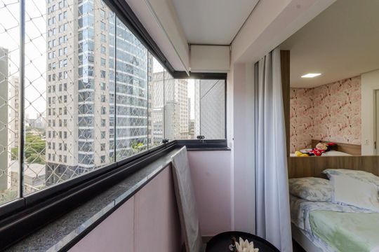 Compra apartamento mobiliado na Vila Olímpia, 2 quartos, academia no condomínio. — Sacada da Suíte