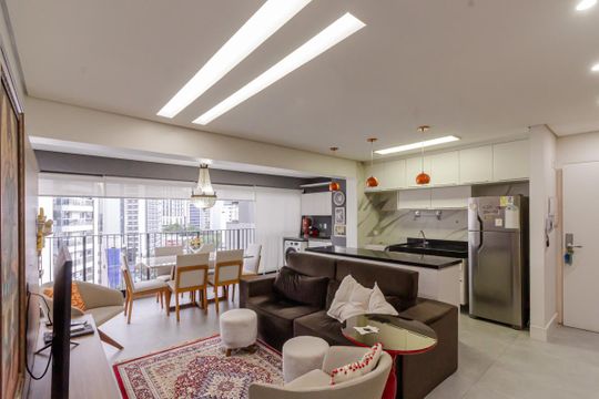 Compra apartamento mobiliado na Vila Olímpia, 2 quartos, academia no condomínio. — Sala