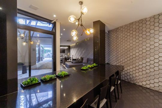 Compra apartamento mobiliado na Vila Olímpia, 2 quartos, academia no condomínio. — Área comum - Salão de festas