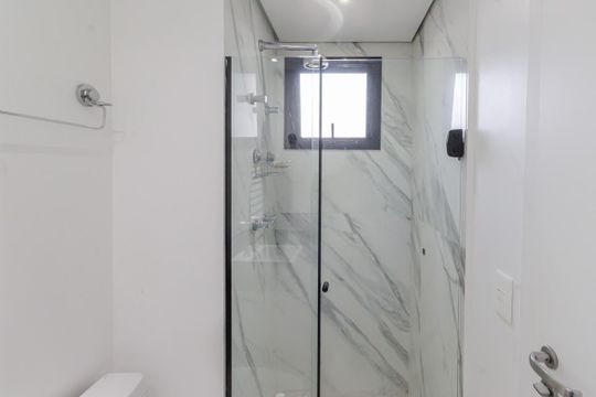 Compra apartamento mobiliado na Vila Olímpia, 2 quartos, academia no condomínio. — Banheiro da Suíte