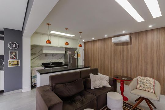 Compra apartamento mobiliado na Vila Olímpia, 2 quartos, academia no condomínio. — Sala
