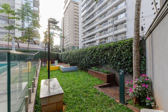 Compra apartamento mobiliado na Vila Olímpia, 2 quartos, academia no condomínio. — Área comum - Pet