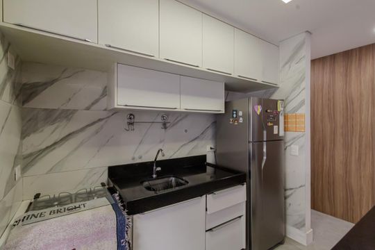 Compra apartamento mobiliado na Vila Olímpia, 2 quartos, academia no condomínio. — Cozinha