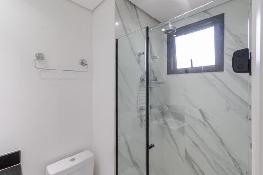 Compra apartamento mobiliado na Vila Olímpia, 2 quartos, academia no condomínio. — Banheiro da Suíte