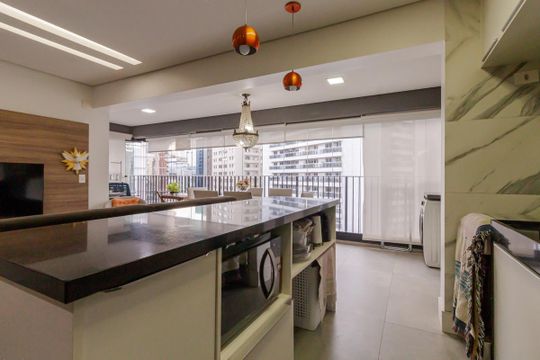 Compra apartamento mobiliado na Vila Olímpia, 2 quartos, academia no condomínio. — Cozinha