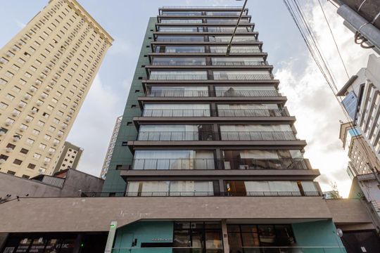 Compra apartamento mobiliado na Vila Olímpia, 2 quartos, academia no condomínio. — Fachada